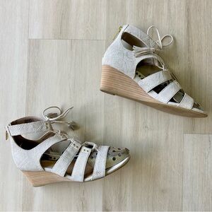 UGG Snakeskin Print Wedge Studded Sandal with Tassels Tan Cream size 7.5